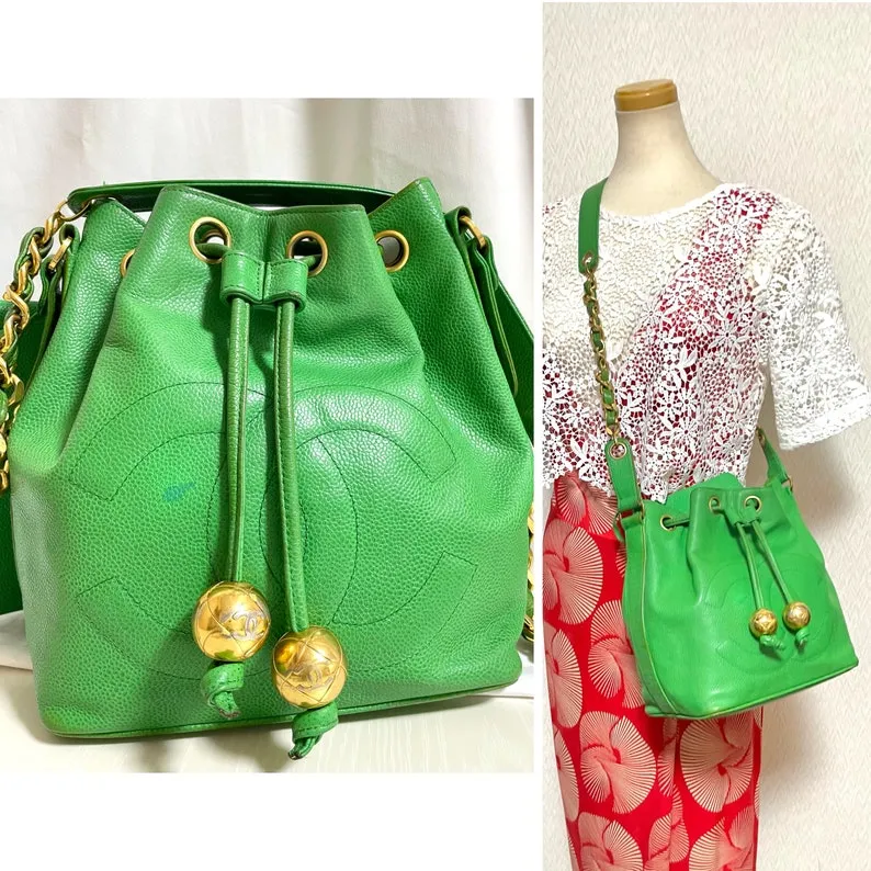 CHANEL Vintage green caviar leather hobo bucket shoulder bag with golden chain strap, drawstrings, and CC stitch mark