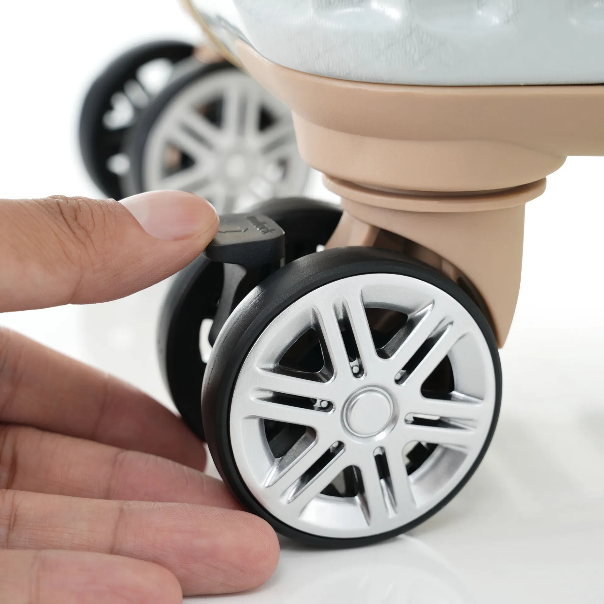 Stylish 20-Inch USB Charging Aluminum Frame Spinner Suitcase with TSA Lock - Ideal for Business Trips and Beach Getaways