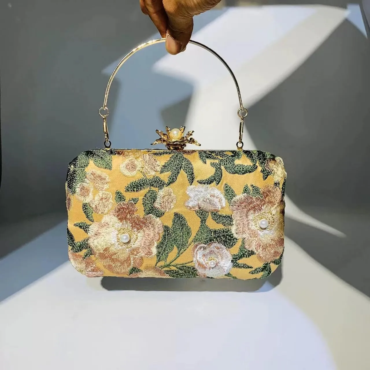 Vintage Embroidered Clutch Purse Floral Handbag Pearl Evening Chain Shoulder Bag Small Clutch Purses for Women Wedding Guest